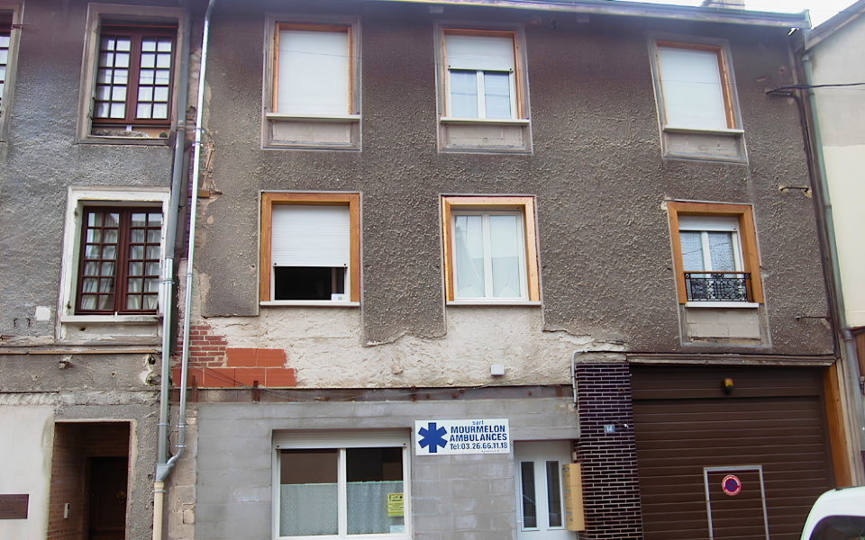 Ravalement de façade avec un enduit épais minéral à la chaux - avant