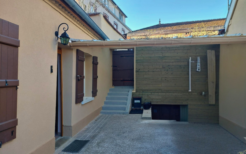 Rénovation de façade avec un enduit mince minéral et un bardage en bois ventilé - après