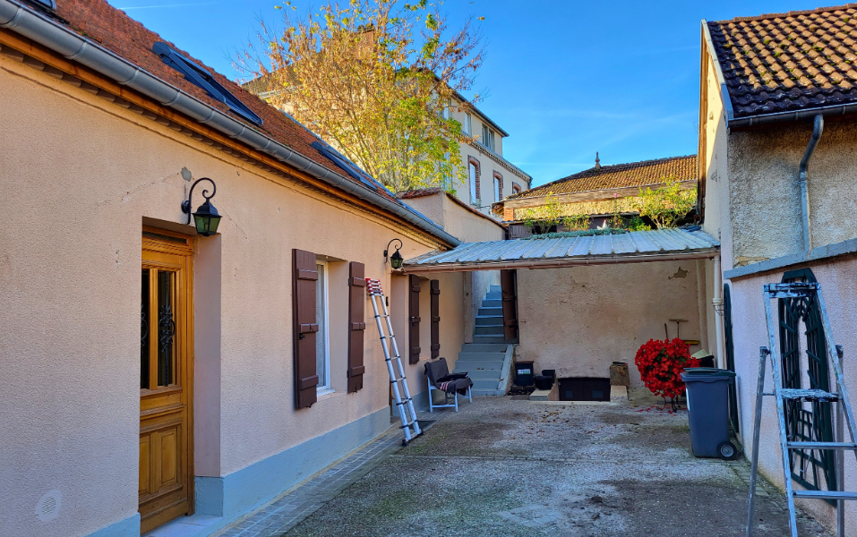 Rénovation de façade avec un enduit mince minéral et un bardage en bois ventilé - avant