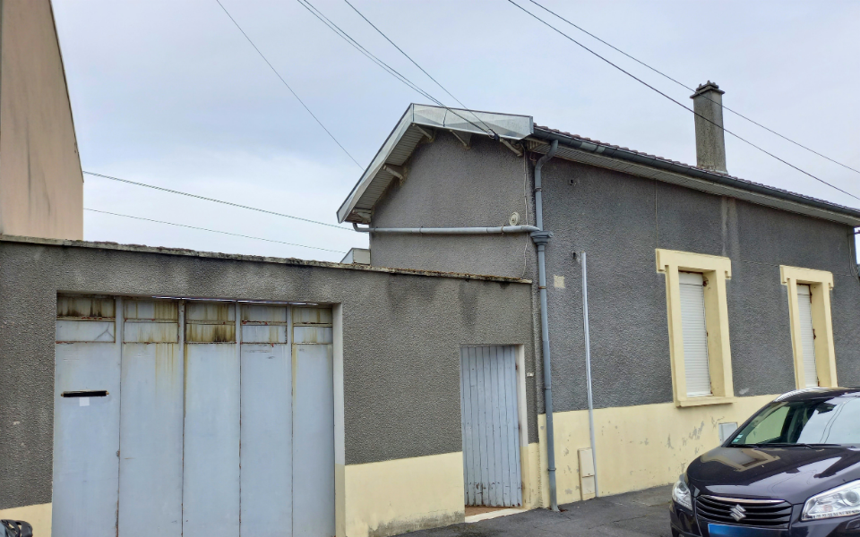 Rénovation en peinture d’une façade et d’un bardage en bois - avant