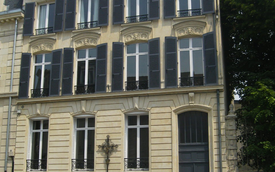 Ravalement d’une façade en pierre avec un badigeon à la chaux - après