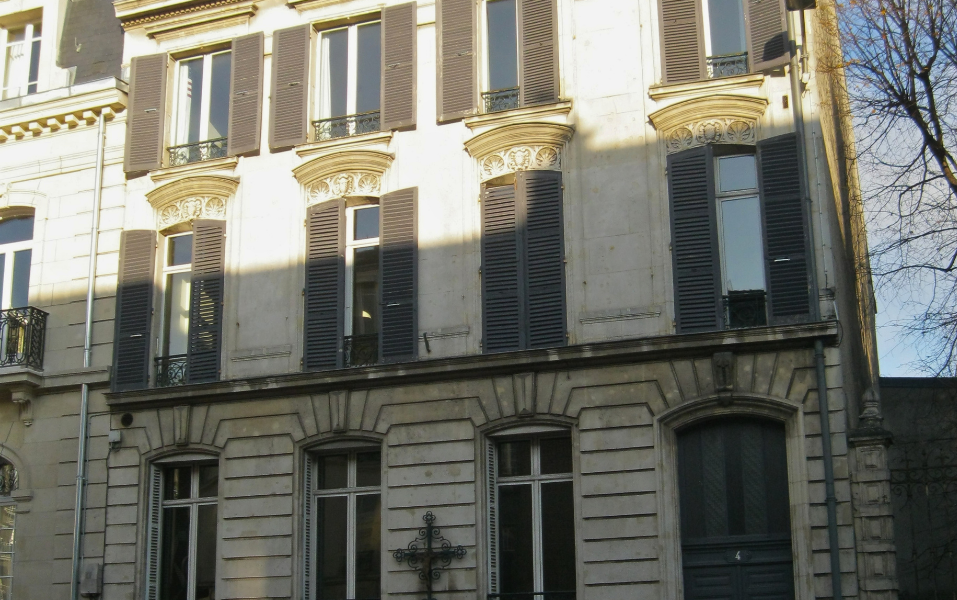 Ravalement d’une façade en pierre avec un badigeon à la chaux - avant