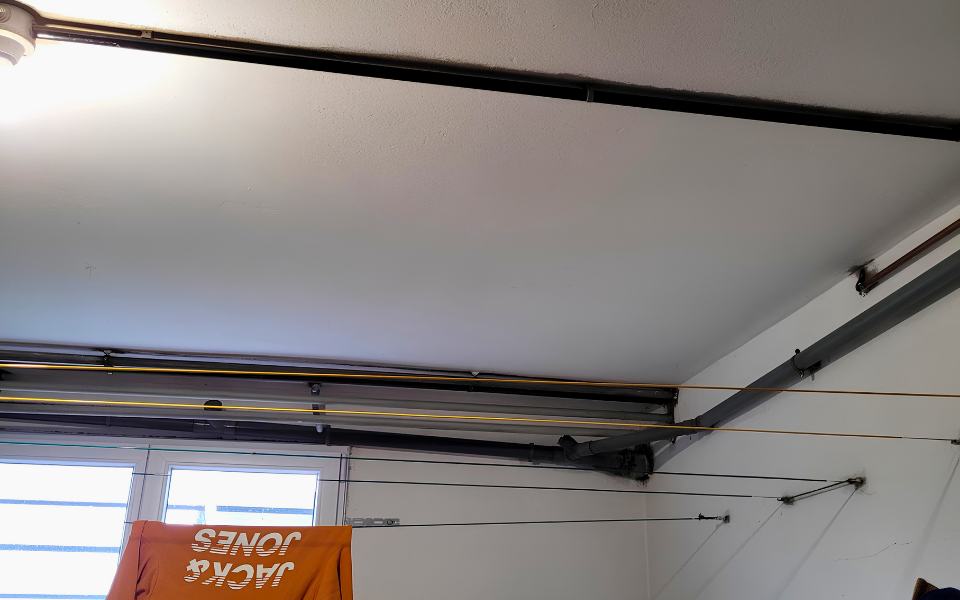 Isolation d’un plancher bas en laine de verre avec protection aluminium - avant
