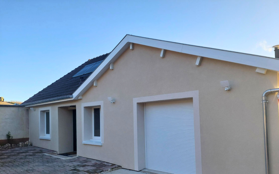 Rénovation d’une façade dégradée et isolation thermique par l’extérieur - après