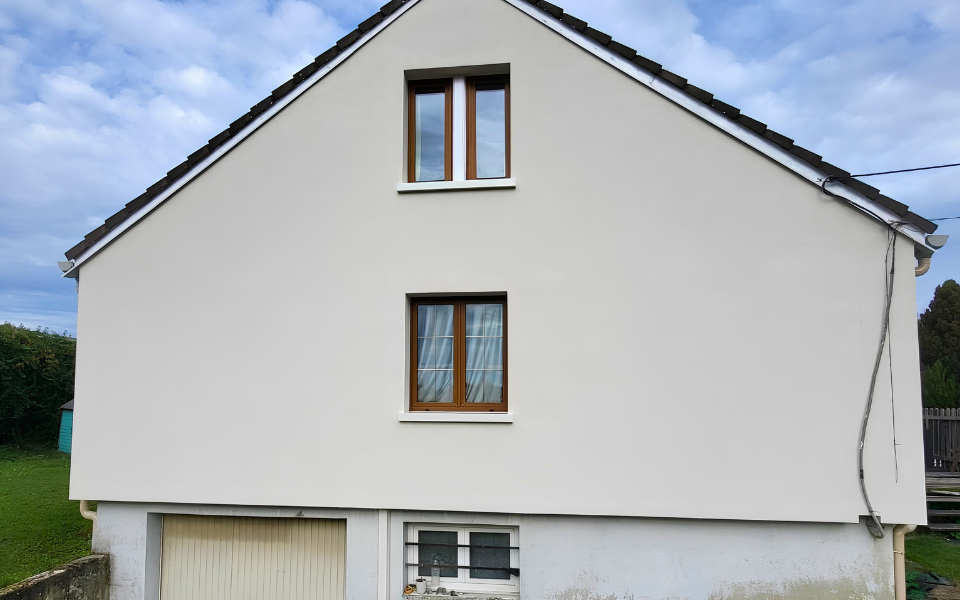 Isolation thermique par l’extérieur en fibre de bois d’une maison à ossature bois - après