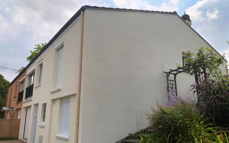 Rénovation d’une façade des années 1970 avec un enduit mince armé - après