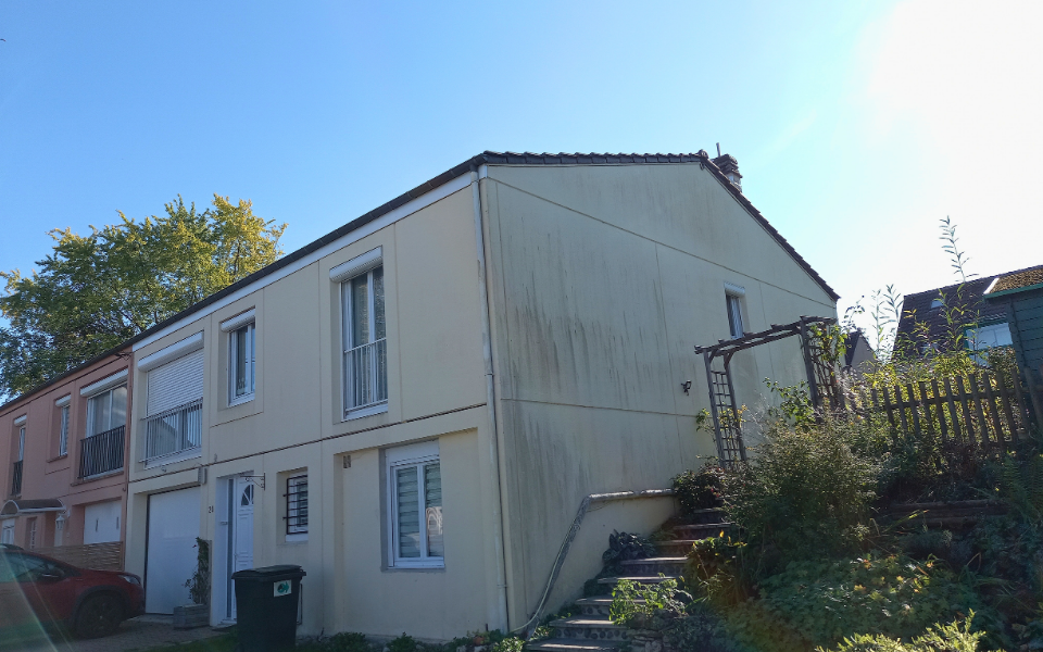 Rénovation d’une façade des années 1970 avec un enduit mince armé - avant