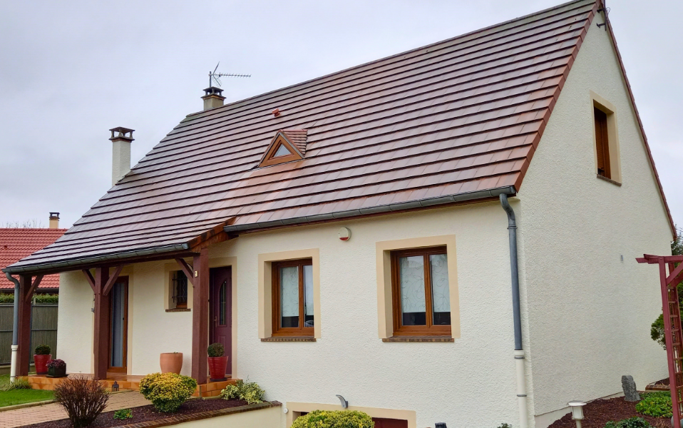 Rénovation en peinture d’une façade et création d’entourages décoratifs - après