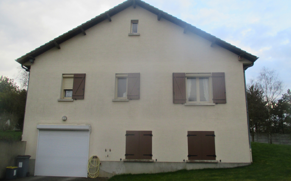 Ravalement de façade avec un enduit mince armé et des modénatures décoratives - avant