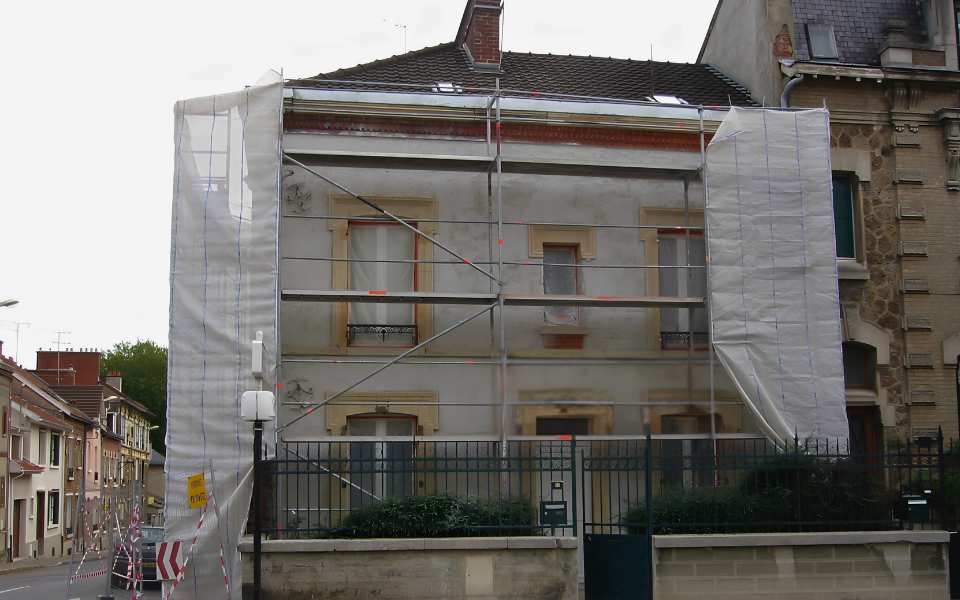 Rénovation d’une façade mixte en pierre, briques et enduit minéral - avant