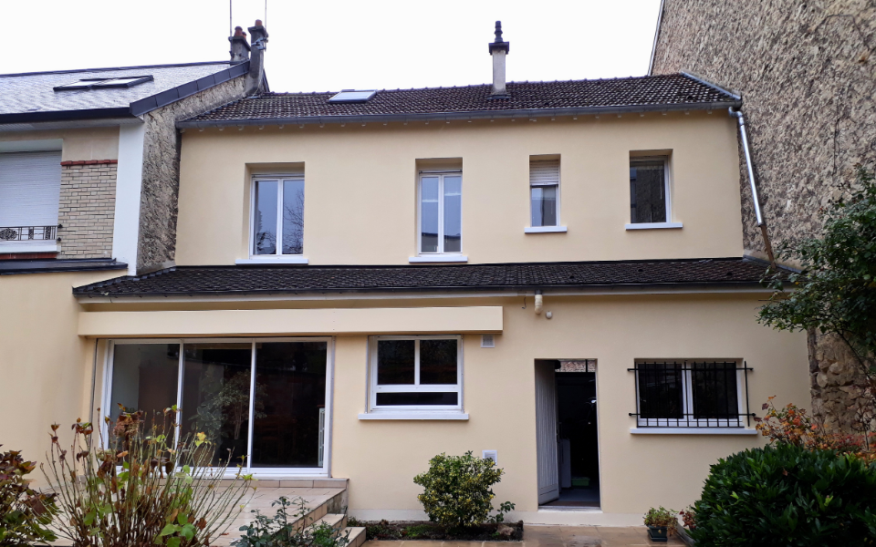 Isolation de la façade arrière et rénovation de la façade en pierre naturelle - après