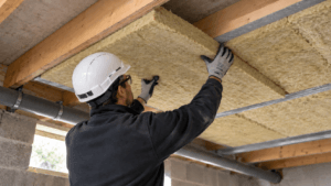 Pose d’un isolant en sous-face d’un plancher bas