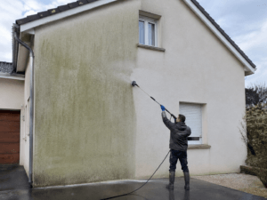 Nettoyage professionnel de traces vertes sur une façade exposée au nord