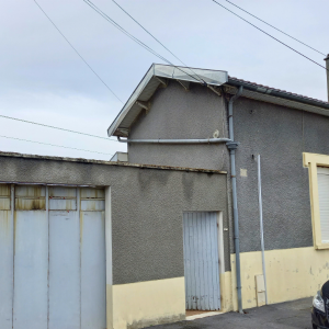 Rénovation en peinture d’une façade et d’un bardage en bois - avant