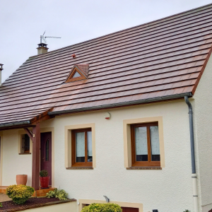 Rénovation en peinture d’une façade et création d’entourages décoratifs - après